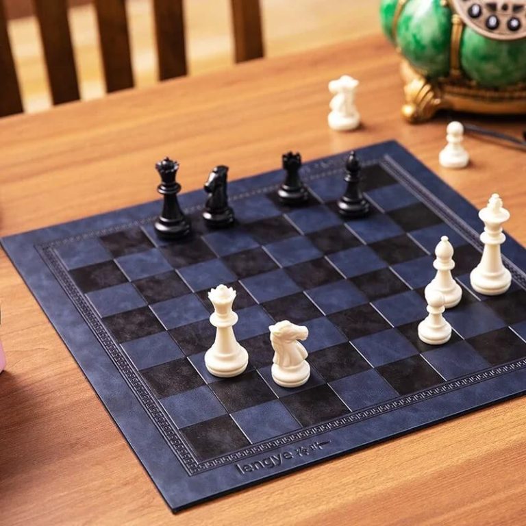 Jeu D'échecs Pliable Legler - Échiquier Avec Pièces En Bois - Dimensions 26x13x3 Cm - Fabriqué En Allemagne - À Partir De 7 Ans - 11